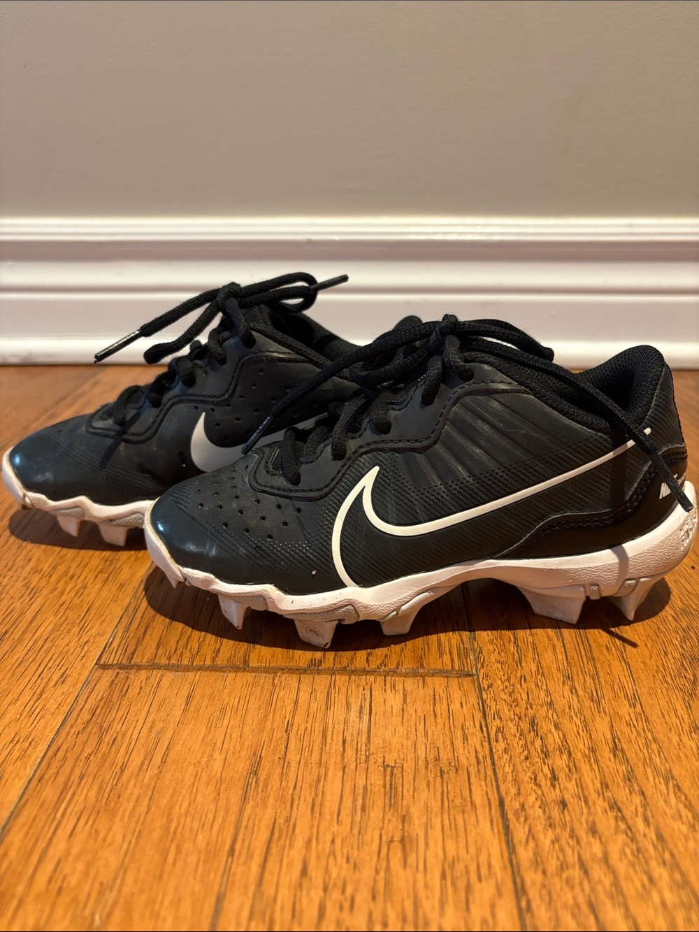 Nike Youth Black and White Baseball Cleats - Iconic Swoosh